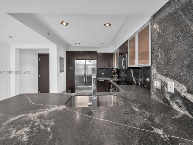 1-bedroom condo for rent in Miami - 31 SE 5th St 407 - MondialRealty