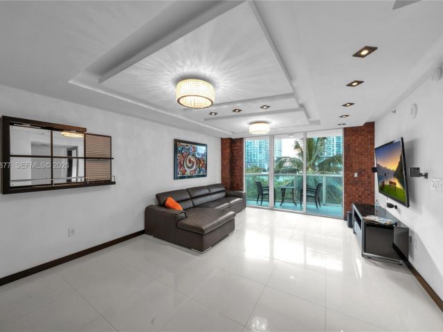 1-bedroom condo for rent in Miami - 31 SE 5th St 407 - MondialRealty