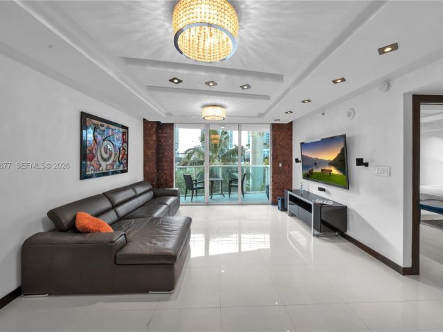 1-bedroom condo for rent in Miami - 31 SE 5th St 407 - MondialRealty