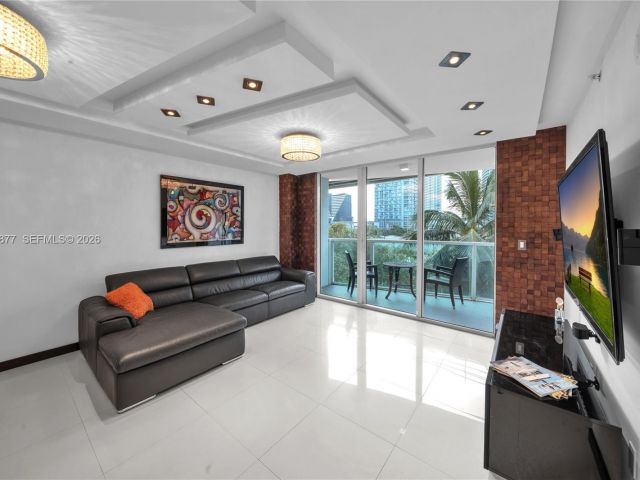 1-bedroom condo for rent in Miami - 31 SE 5th St 407 - MondialRealty
