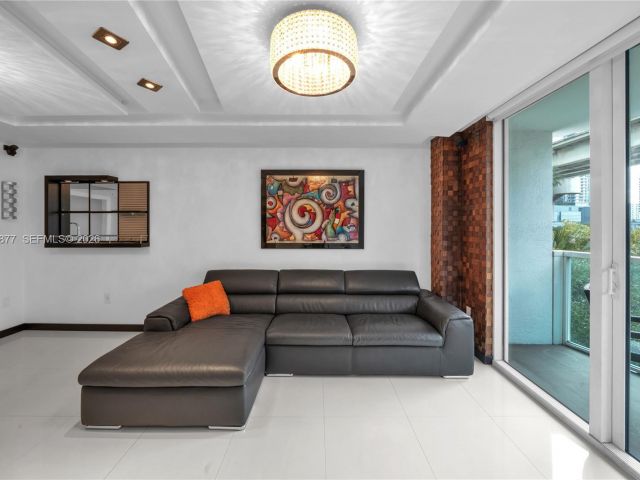 1-bedroom condo for rent in Miami - 31 SE 5th St 407 - MondialRealty