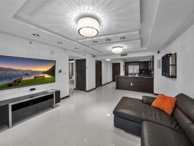 1-bedroom condo for rent in Miami - 31 SE 5th St 407 - MondialRealty