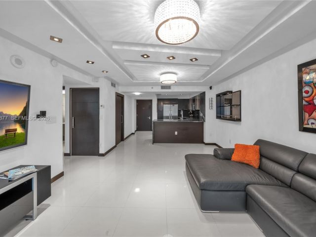 1-bedroom condo for rent in Miami - 31 SE 5th St 407 - MondialRealty