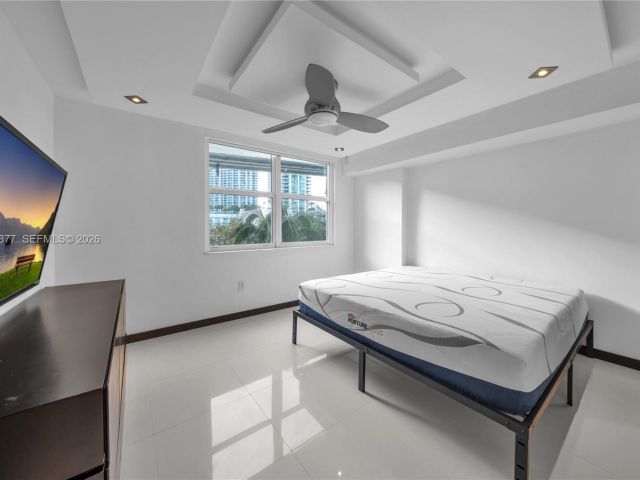 1-bedroom condo for rent in Miami - 31 SE 5th St 407 - MondialRealty