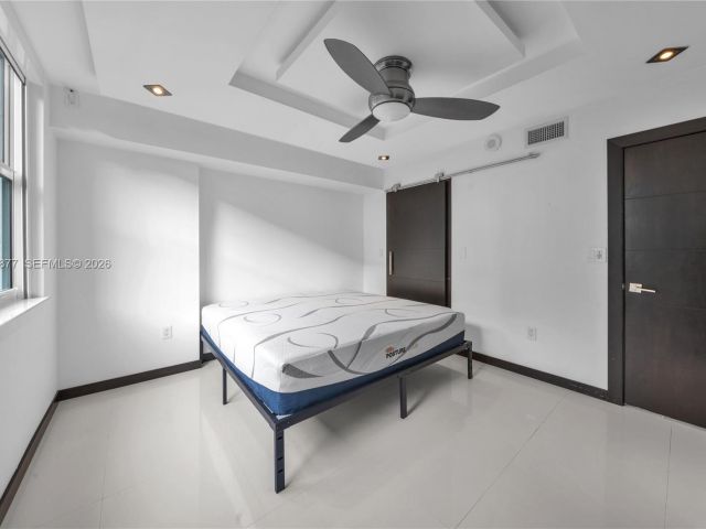 1-bedroom condo for rent in Miami - 31 SE 5th St 407 - MondialRealty