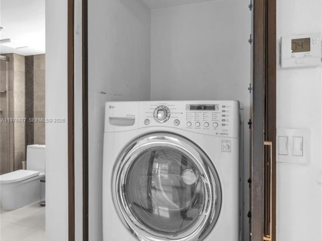 1-bedroom condo for rent in Miami - 31 SE 5th St 407 - MondialRealty