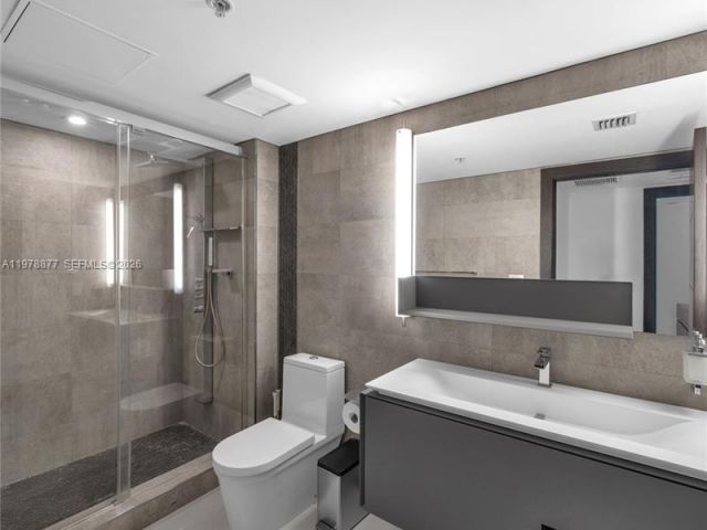 1-bedroom condo for rent in Miami - 31 SE 5th St 407 - MondialRealty