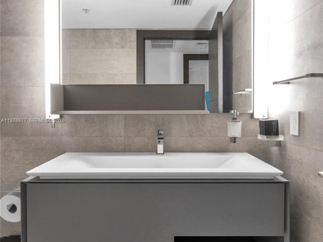 1-bedroom condo for rent in Miami - 31 SE 5th St 407 - MondialRealty