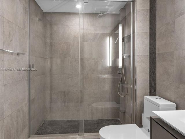 1-bedroom condo for rent in Miami - 31 SE 5th St 407 - MondialRealty