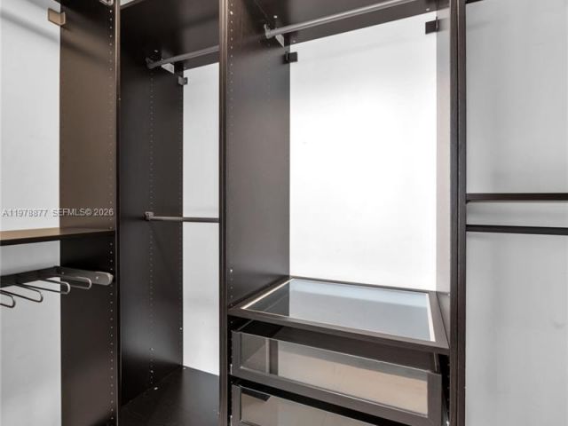 1-bedroom condo for rent in Miami - 31 SE 5th St 407 - MondialRealty