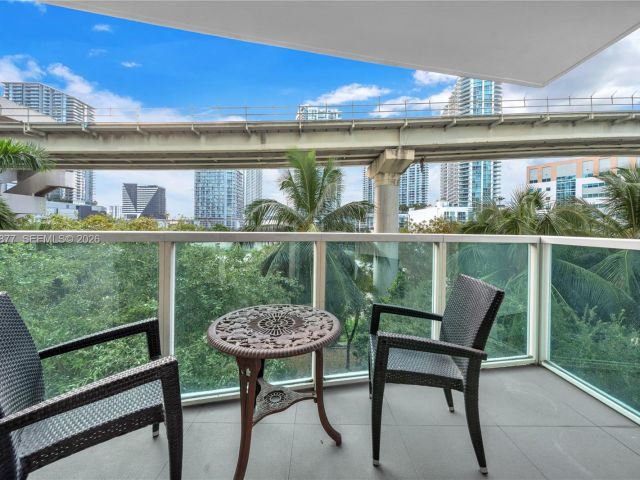 1-bedroom condo for rent in Miami - 31 SE 5th St 407 - MondialRealty