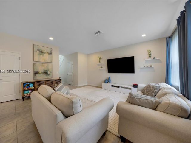 Home for rent at 932 Banyan Dr # - photo 7472837