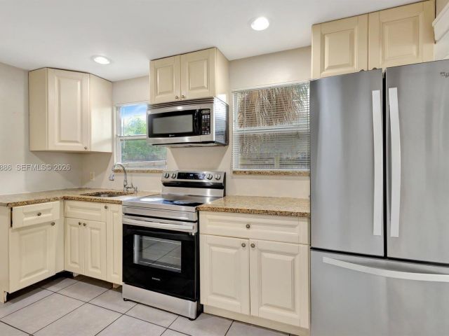 2-bedroom home for rent in West Palm Beach - 630 33rd St 0 - MondialRealty