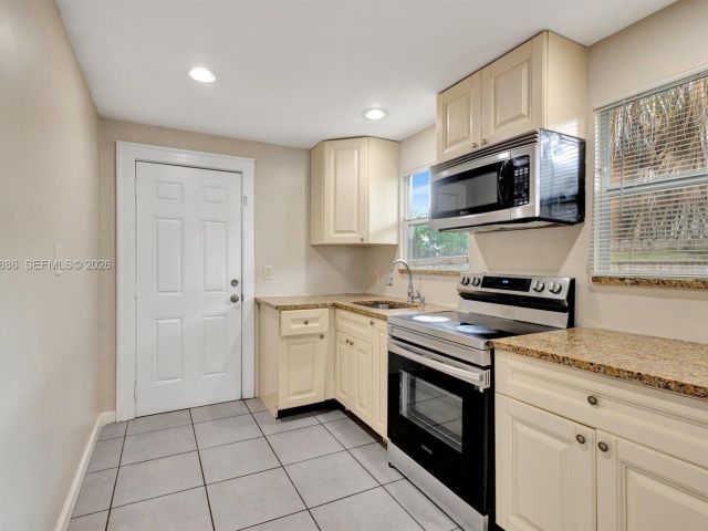 2-bedroom home for rent in West Palm Beach - 630 33rd St 0 - MondialRealty