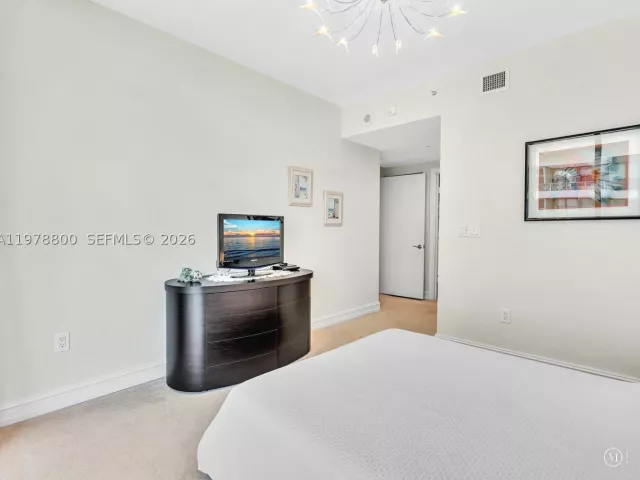 3-bedroom condo for sale in Hollywood - 3535 S Ocean Dr 905 - MondialRealty
