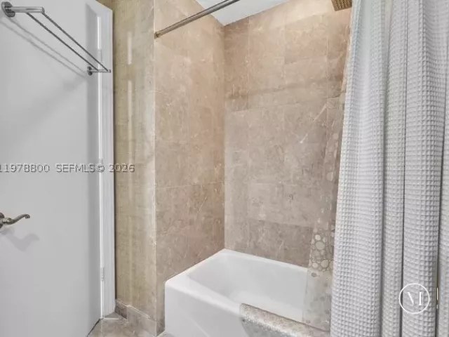 3-bedroom condo for sale in Hollywood - 3535 S Ocean Dr 905 - MondialRealty