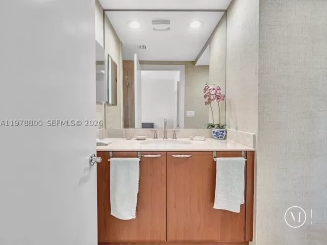 3-bedroom condo for sale in Hollywood - 3535 S Ocean Dr 905 - MondialRealty