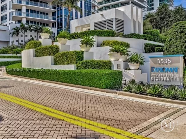 3-bedroom condo for sale in Hollywood - 3535 S Ocean Dr 905 - MondialRealty