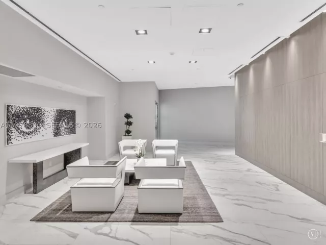 3-bedroom condo for sale in Hollywood - 3535 S Ocean Dr 905 - MondialRealty