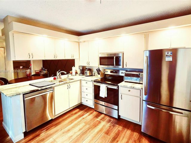 2-bedroom home for rent in West Palm Beach - 1931 Hartford Ct 21C - MondialRealty