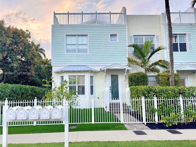 Home for sale at 229 SW 9th Ave - photo 7481589