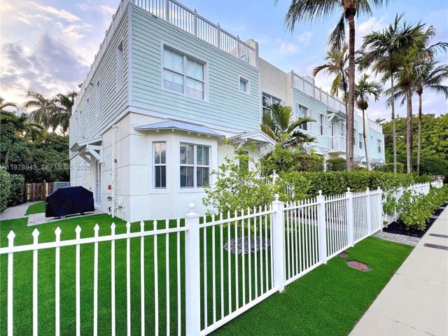 Home for sale at 229 SW 9th Ave - photo 7481590