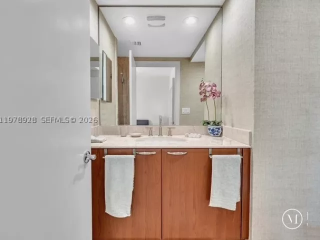 3-bedroom condo for rent in Hollywood - 3535 S OCEAN DR 905 - MondialRealty