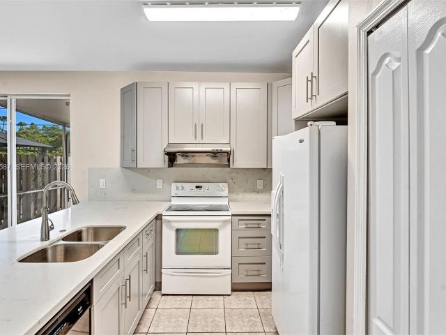 3-bedroom home for rent in Pembroke Pines - 2297 NW 160th Ter 2297 - MondialRealty