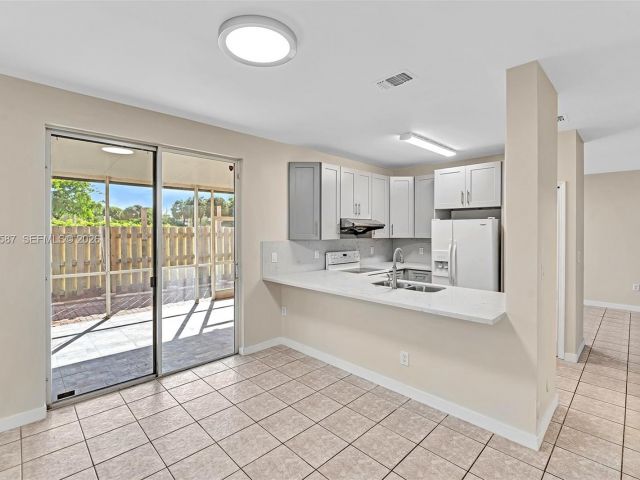 3-bedroom home for rent in Pembroke Pines - 2297 NW 160th Ter 2297 - MondialRealty