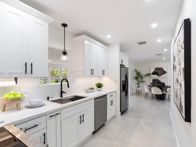 Home for rent at 1341 SW 10th St 0 - photo 7483084