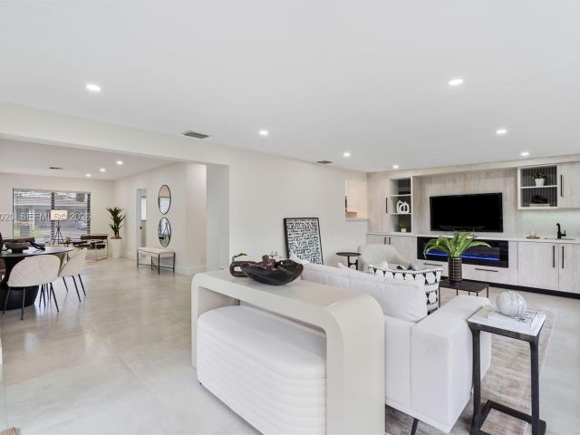 Home for rent at 1341 SW 10th St 0 - photo 7483088