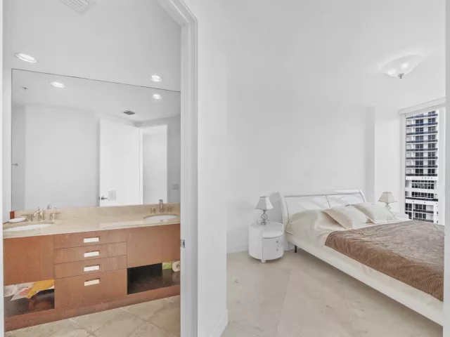 2-bedroom condo for sale in Sunny Isles Beach - 18201 Collins Avenue 3301a - MondialRealty