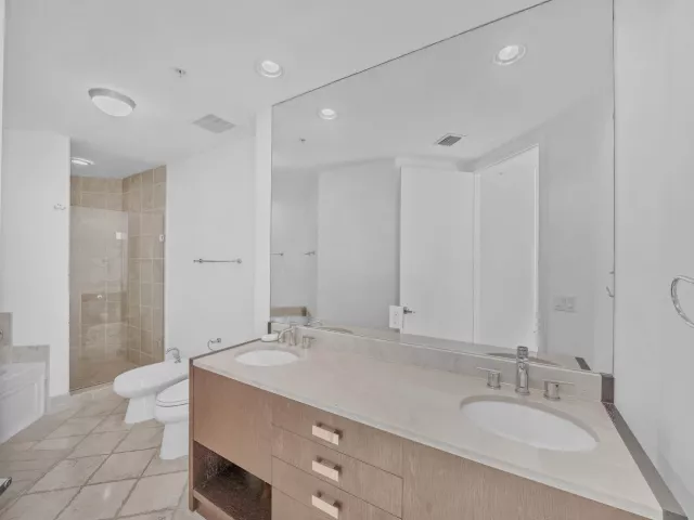 2-bedroom condo for sale in Sunny Isles Beach - 18201 Collins Avenue 3301a - MondialRealty