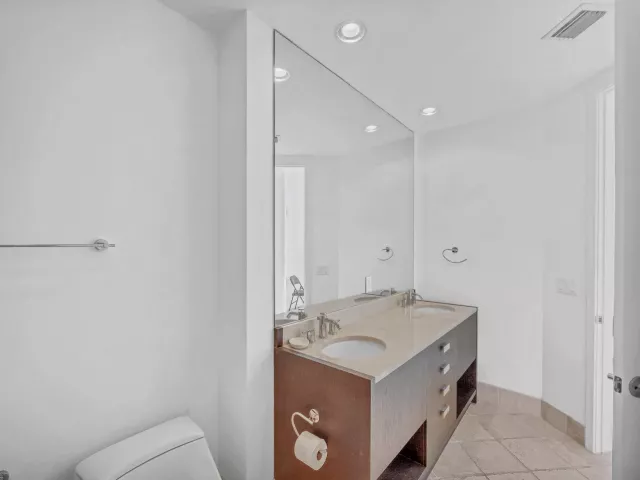 2-bedroom condo for sale in Sunny Isles Beach - 18201 Collins Avenue 3301a - MondialRealty
