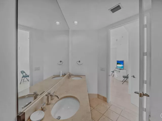 2-bedroom condo for sale in Sunny Isles Beach - 18201 Collins Avenue 3301a - MondialRealty