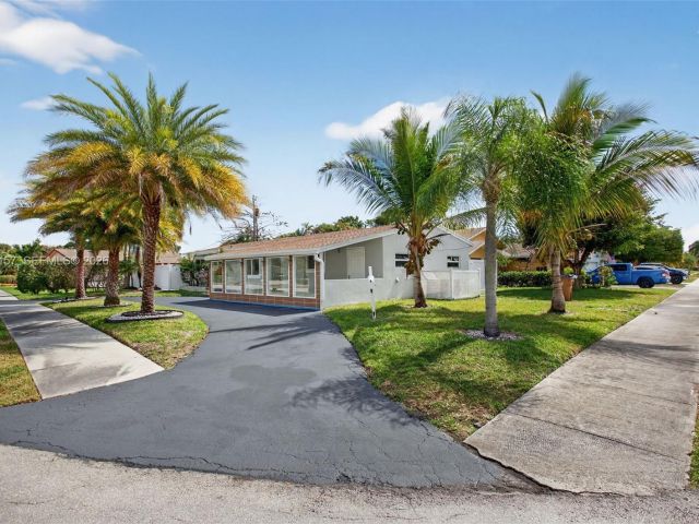 Home for rent at 268 SE 8th Ave - photo 7486729