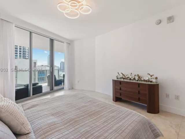 2-bedroom condo for rent in Hollywood - 3101 S Ocean Dr 1504 - MondialRealty