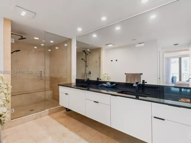 2-bedroom condo for rent in Hollywood - 3101 S Ocean Dr 1504 - MondialRealty