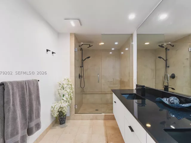 2-bedroom condo for rent in Hollywood - 3101 S Ocean Dr 1504 - MondialRealty