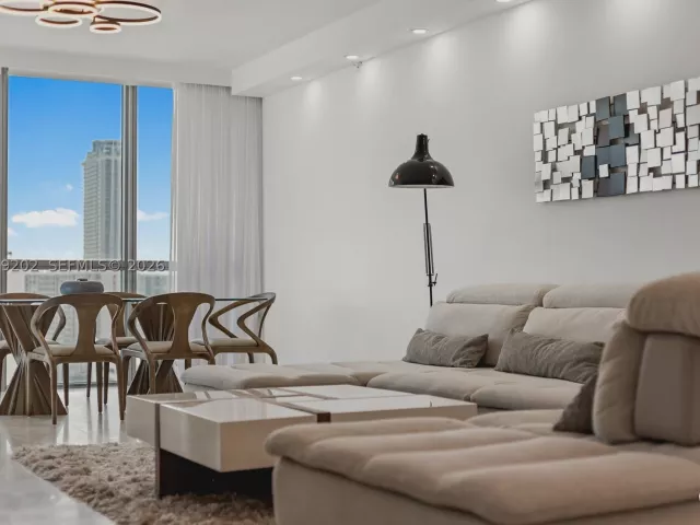 2-bedroom condo for rent in Hollywood - 3101 S Ocean Dr 1504 - MondialRealty