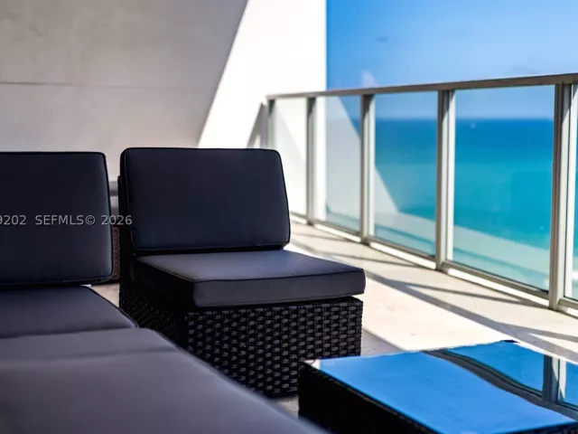 2-bedroom condo for rent in Hollywood - 3101 S Ocean Dr 1504 - MondialRealty