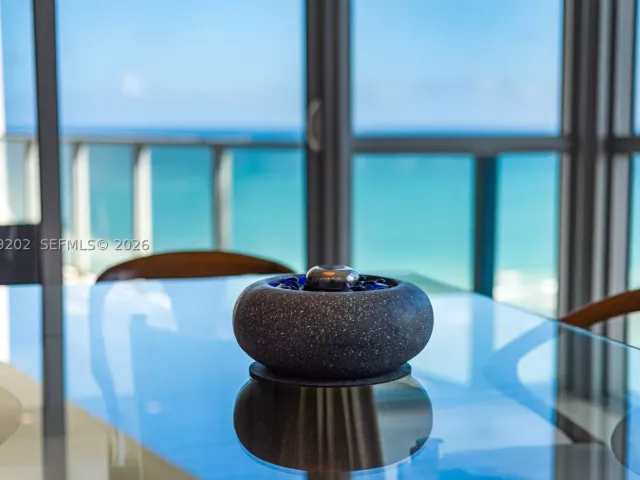 2-bedroom condo for rent in Hollywood - 3101 S Ocean Dr 1504 - MondialRealty