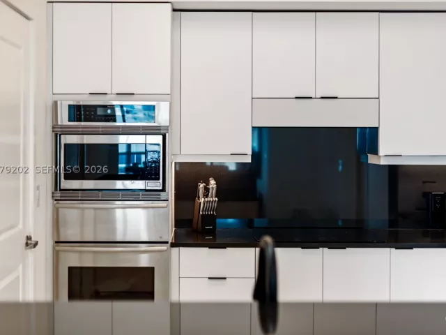 2-bedroom condo for rent in Hollywood - 3101 S Ocean Dr 1504 - MondialRealty