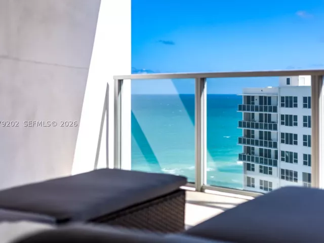 2-bedroom condo for rent in Hollywood - 3101 S Ocean Dr 1504 - MondialRealty