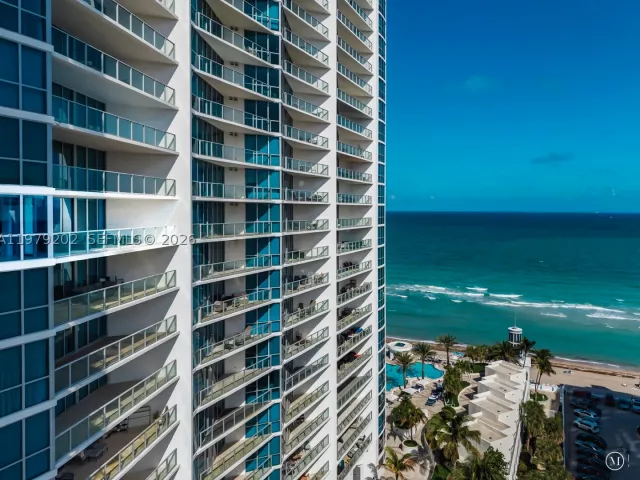 2-bedroom condo for rent in Hollywood - 3101 S Ocean Dr 1504 - MondialRealty