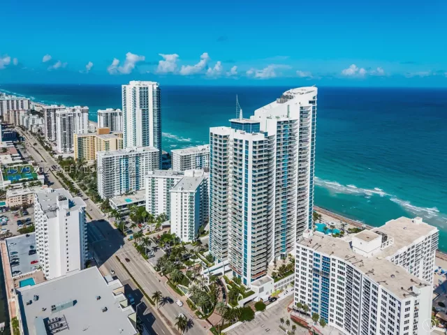 2-bedroom condo for rent in Hollywood - 3101 S Ocean Dr 1504 - MondialRealty