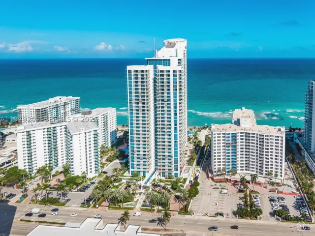 2-bedroom condo for rent in Hollywood - 3101 S Ocean Dr 1504 - MondialRealty
