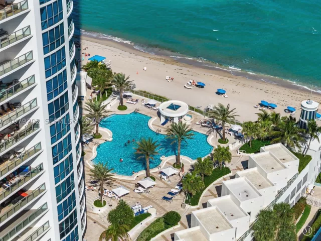 2-bedroom condo for rent in Hollywood - 3101 S Ocean Dr 1504 - MondialRealty