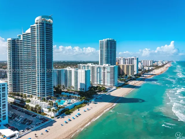 2-bedroom condo for rent in Hollywood - 3101 S Ocean Dr 1504 - MondialRealty