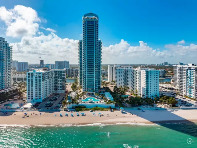 2-bedroom condo for rent in Hollywood - 3101 S Ocean Dr 1504 - MondialRealty